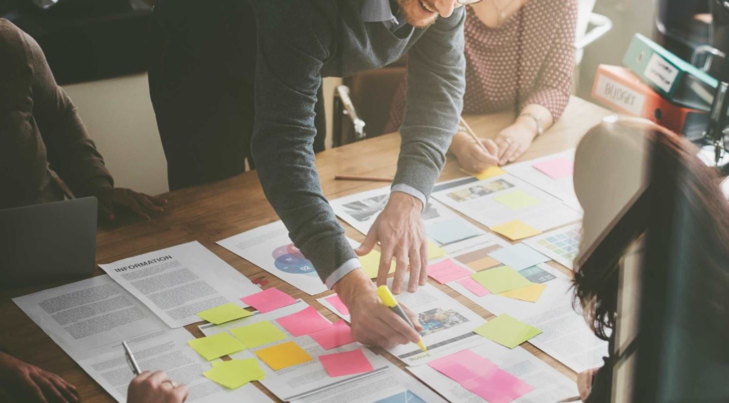 Billede af kursusdeltagere i gang med en �velse